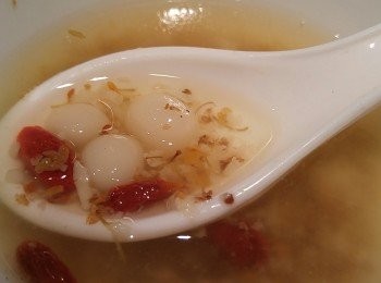 step3: 小丸子浮起代表小丸子已熟,撈起小丸子放入冰糖杞子水中,再加入酒釀,當水再次滾起,再加入桂花糖,這時候可以試味自行决定需唔需要加糖,再次滾起即熄火。