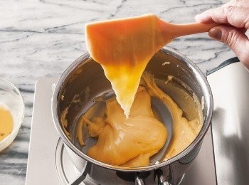 step7: 用耐熱刮刀舀起麵糊時，麵糊呈現薄薄如緞帶的倒三角狀，即可停止。