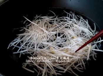 step3: 銀芽放入水中 , 加入少許鹽及油拌勻 , 蓋上蓋用中火煮3分鐘