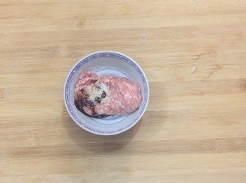 step2: 豬肉碎先跟<span class="group_2">醃料</span>拌勻，醃10分鐘備用