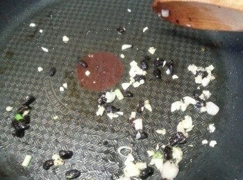 step6: 再起油鑊,爆香其餘蒜蓉及豆豉