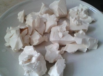 step1: 用手將木綿豆腐分成小塊，放入沸水煮2分鐘，然後瀝乾水份，放入冰箱2小時