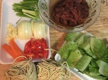 step1: 蒜頭切末、洋蔥切條，青蔥切段、紅蘿蔔切薄片、辣椒斜切，青菜洗淨瀝乾切適當大小備用。 牛肉切絲用醃料略微抓醃。