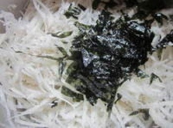 step2: 將海苔剪成小細條放入馬鈴薯絲裡,並撒上塩.黑胡椒.麵包粉.蛋液.麵粉拌勻