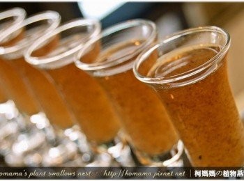 step8: 黑木耳養生露係由柯媽媽費時將黑木耳、枸杞與紅棗等<span class="group_1">食材</span>，經冷水浸泡與溫火熬煮等方式手工製成，有原味微甜、原味無糖、薑汁微甜、薑汁無糖四種口味，讓每位飲用黑木耳養生露的朋友，都能品味健康與養生的絕妙滋味！