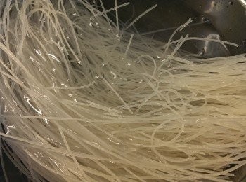 step2: 將越南澱粉條泡冷水8分鐘後下鍋