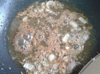 step1: 将鱼鳔浸软，切小片 ，沥干水待用。
 热烧1大汤匙油把蒜米&老姜放入油里爆香。