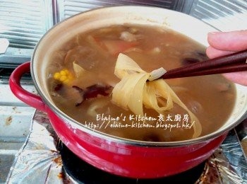 step6: 將粟米外皮及粟米鬚盛起去掉