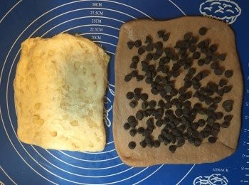 step4: 朱古力粉團壓平D，大塊D加上朱古力粒。
開心果粉團壓細少少！