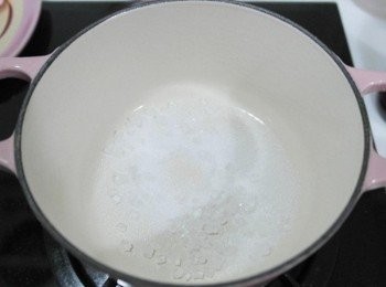 step1: 在鍋中倒入砂糖和冰糖~~ 以小火炒到慢慢融化!!!