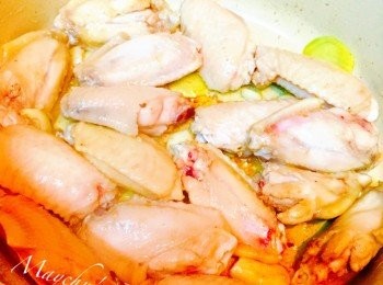 step2: 燒熱油鍋爆香薑蒜，下<a href="https://bit.ly/3zHU5V3" target="_blank" data-keyword="雞翼" class="guide-link"><strong>雞翼</strong></a> <span style="display:inline-block;vertical-align:middle;margin-top:-3px;color:initial;border-radius:3px;padding:2px 3px;font-size:12px;line-height:14px;background:#87d300;color:#fff;">即買</span> 煎至微黄，盛起<a href="https://bit.ly/3zHU5V3" target="_blank" data-keyword="雞翼" class="guide-link"><strong>雞翼</strong></a> <span style="display:inline-block;vertical-align:middle;margin-top:-3px;color:initial;border-radius:3px;padding:2px 3px;font-size:12px;line-height:14px;background:#87d300;color:#fff;">即買</span> 備用，薑蒜繼續留在鍋中。