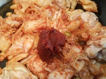 step2: 倒入泡菜與辣椒醬一起拌炒