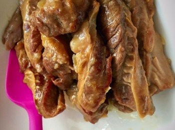 step3: 但其實就咁食，個肉都已經好好味。用高速鍋炆，水份只需浸到半份材料便成。但如用明火炆，就要留意水份會蒸發，可能需要多一點的清雞湯，而且時間會比較長，至少要1小時。