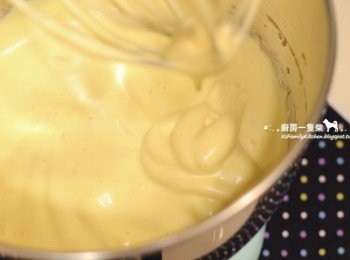 step6: 保持中高速攪打發至略泛白、約2倍大小的蓬鬆狀，提起攪拌器讓蛋糊落下，有清楚的摺疊痕跡即可。