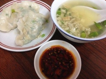 step6: 水餃湯是不浪費變出來的，包剩的餡料頭（及預先留的的韮菜花頭）蝦皮水均會蛋花及塩放煮滾而成