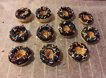 step5: 把冬甩反轉印上朱古力漿, 再灑上彩針