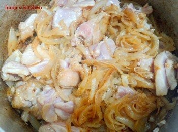 step3: 再將雞肉加入一起拌炒到半熟狀態