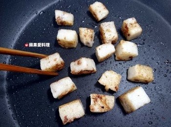 step5: 再煎另外四個面（用筷子翻面很方便），六個面都呈金黃色後取出備用。