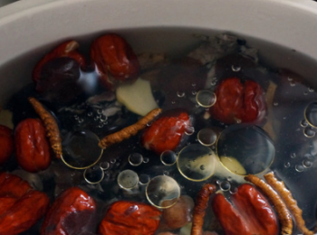 step3: 再往燉盅加入2.5飯碗蒸餾水，少許食用油，3片薑片。