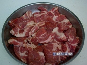 step1: 豬扒洗淨抹乾，切成大塊，用紹興酒和白胡椒粉醃2小時。