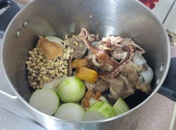step2: 用一大煲， 將所有材料放進， 注入半煲清水， 猛火煮沸， 轉慢火煮2.5小時， 再加鹽調味便完成。