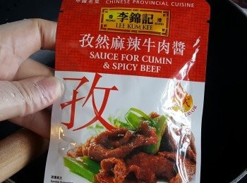 step4: 加入<span class="group_2">調味</span>料炒勻，煮至滾。