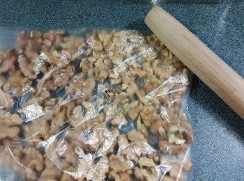 step5: 灘凍後的即食合桃肉,用木棍或肉鎚拷碎(不用太碎,否則沒有咬口)