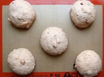 step11: 整盤放入烤箱裡,麵糰表面噴些水,然後關上烤箱門進行最後一次發酵約50-60分鐘。(如果烤箱沒有發酵功能,冬天可將烤箱預熱至30度c關機再放一碗熱水在烤箱底層製造濕氣幫助麵糰發酵)。