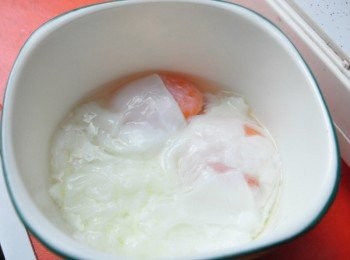step3: 將半熟蛋放入小碗中待涼後，放入冰箱稍微冷藏