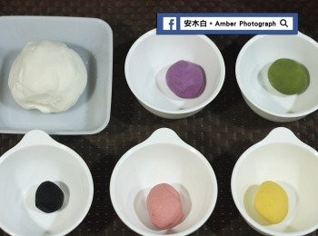 step5: 糯米糰，分成20公克4個；10公克1個。各別添加適量天然色素，加入一點點水，搓揉成有色糯米糰。 
紫色：20公克糯米糰+3/4小匙紫心地瓜粉 
綠色：20公克糯米糰+3/4小匙抹茶粉 
紅色：20公克糯米糰+3/4小匙草莓粉 
黃色：20公克糯米糰+3/4小匙南瓜粉 
黑色：10公克糯米糰+1/4小匙竹炭粉