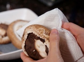 step1: 先用濕廚紙或濕毛巾抹乾淨大蘑菇，然後去蒂切片。