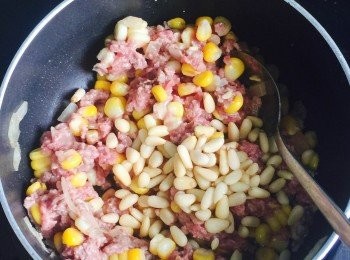 step2: 下油先炒洋蔥至稔，加入免治牛肉、粟米粒同炒至熟，最後加入松子仁略炒即成。