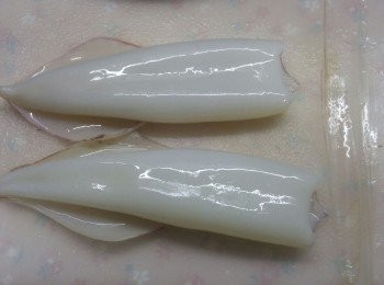 step2: 魷魚筒中間切幾刀(如圖)，但不要切斷