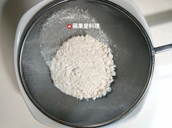 step1: 取出大碗，將麵粉過篩。