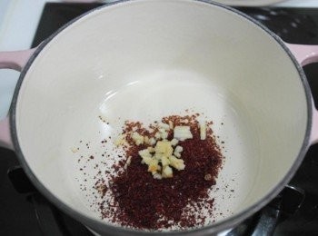 step1: 取一鍋倒入些許油.辣椒粉及蒜末用小火慢慢拌炒... 香氣出來後撈起來備用^^"