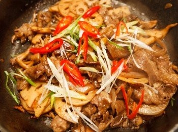 step5: 最後等醬汁稍微收乾後，依照喜好灑上辣椒與蔥絲就完成了。