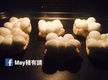 step2: 取出焗好的麵包杯，在杯內均勻抹上朱古力醬，然後放上棉花糖。