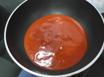 step6: 開火把醬料炒一炒~~有點油油亮亮的樣子^^ 然後將烤完的雞翅放入醬料鍋裹上醬汁~~