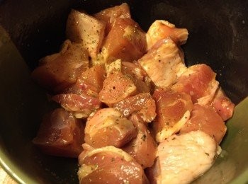 step1: <a href="https://bit.ly/2ZxapeY" target="_blank" data-keyword="雞扒" class="guide-link"><strong>雞扒</strong></a> <span style="display:inline-block;vertical-align:middle;margin-top:-3px;color:initial;border-radius:3px;padding:2px 3px;font-size:12px;line-height:14px;background:#87d300;color:#fff;">即買</span> 解凍後洗淨, 切粒, 醃15分鐘