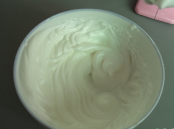 step5: 雞蛋清加入檸檬汁後打至粗泡狀，然後加入10克細砂糖，打發至硬性發泡。