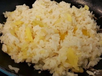 step5: 把周邊薑飯蓋著蛋，約半分鐘，炒匀蛋和飯