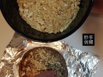 step4: 接著灑上適量的碎堅果,拿起來碎堅果不會掉下來的量就是剛剛好的...