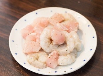 step7: 步驟 6 的同時，下鹽和黑椒碎去醃一下蝦還有魚