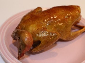 step4: 下油先將乳鴿煎成金黃色備用