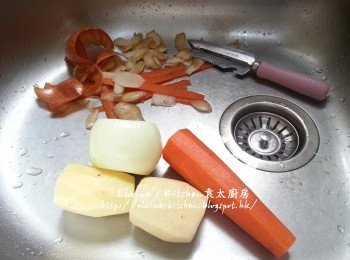 step3: 甘旬 , 薯仔去皮 , 洋蔥去衣