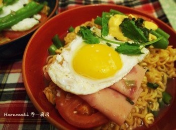 step1: 水滚先煮面5分鐘, 其他材料同時煮