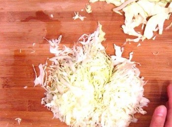 step2: 椰菜切半刨絲