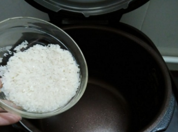 step2: 大米洗净用少许盐和食用拌匀腌5分钟，再加入电压力锅内。