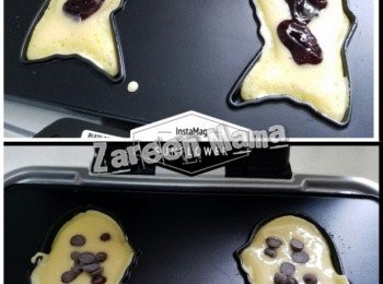 step5: 預熱窩夫爐，燒烤爐一半加入麵糊，在上面加上藍莓醬或朱古力粒。
再在上加上麵糊同烤盤看齊，烤4分鐘，反另一面烤多1分鐘，食得。