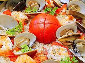 step5: 打開鍋蓋，撒上蕃茜或羅勒和黑胡椒碎，攪爛中央的蕃茄和米飯便成！